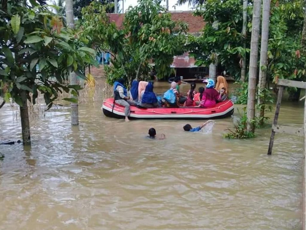 Banjir yang terjadi di beberapa kecamatan di Kabupaten Limapuluh Kota sempat melumpuhkan perekonomian warga