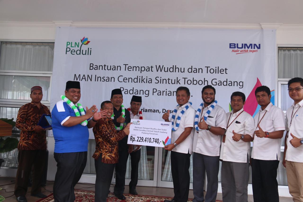 Disaksikan Wakil Bupati Padang Pariaman Suhatril Bur, Pimpinan MAN Insan Cendekia terima Bantuan pembangunan Toilet dan Tempat Wudhu dari General Manager PLN Unit Induk Wilayah Sumatera Barat, Bambang Dwiyanto 