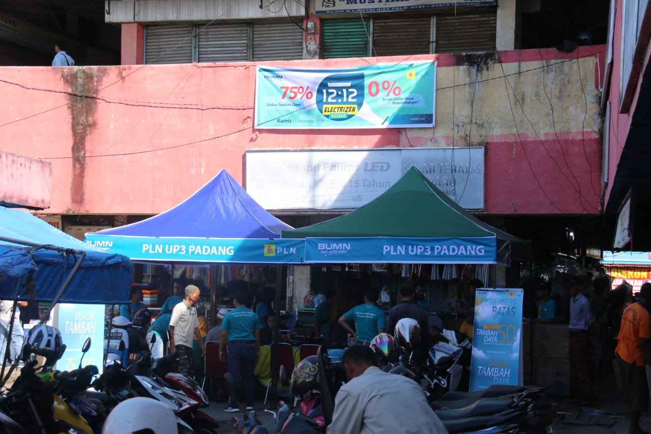 Puluhan pegawai PLN Unit Induk Wilayah Sumatera Barat menyambangi pelanggan mempromosikan produk dan layanan PLN