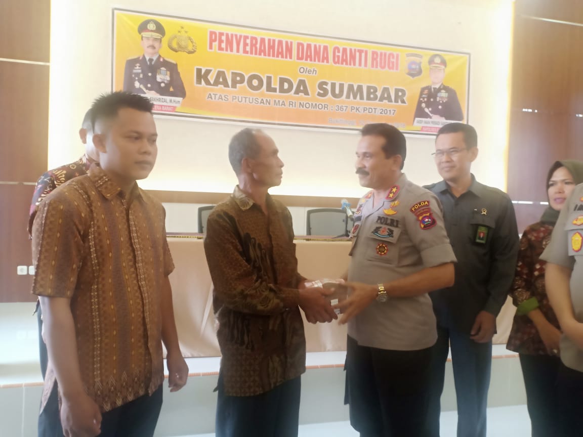 Kapolda Sumbar Irjen Pol Fakhrizal didampingi Kapolres Bukittinggi AKBP Iman Pribadi Santoso Serahkan Ganti Rugi Korban Penganiaan. 