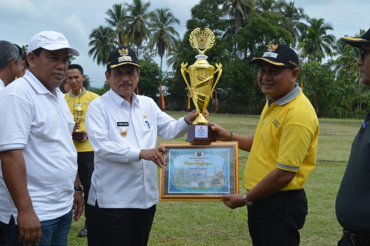 Bupati Sijunjung menyerahkan tropi dan penghargaan juara I BBGRM