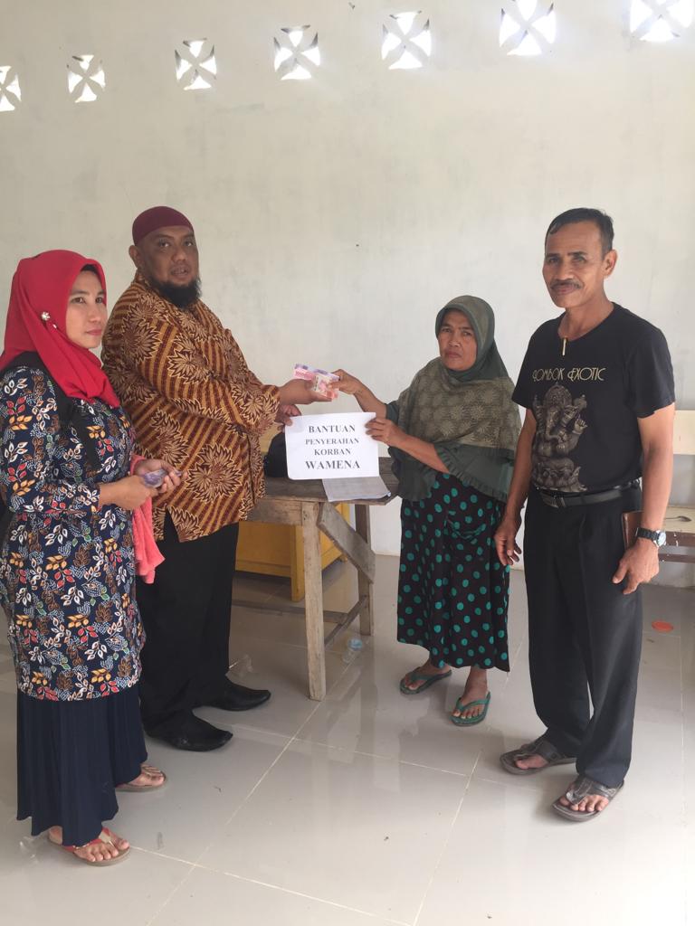 Camat Bayang, Ilham Rahmadsyah Putra menyerahkan bantuan kepada salah seorang keluarga korban kerusuhan di Wamena