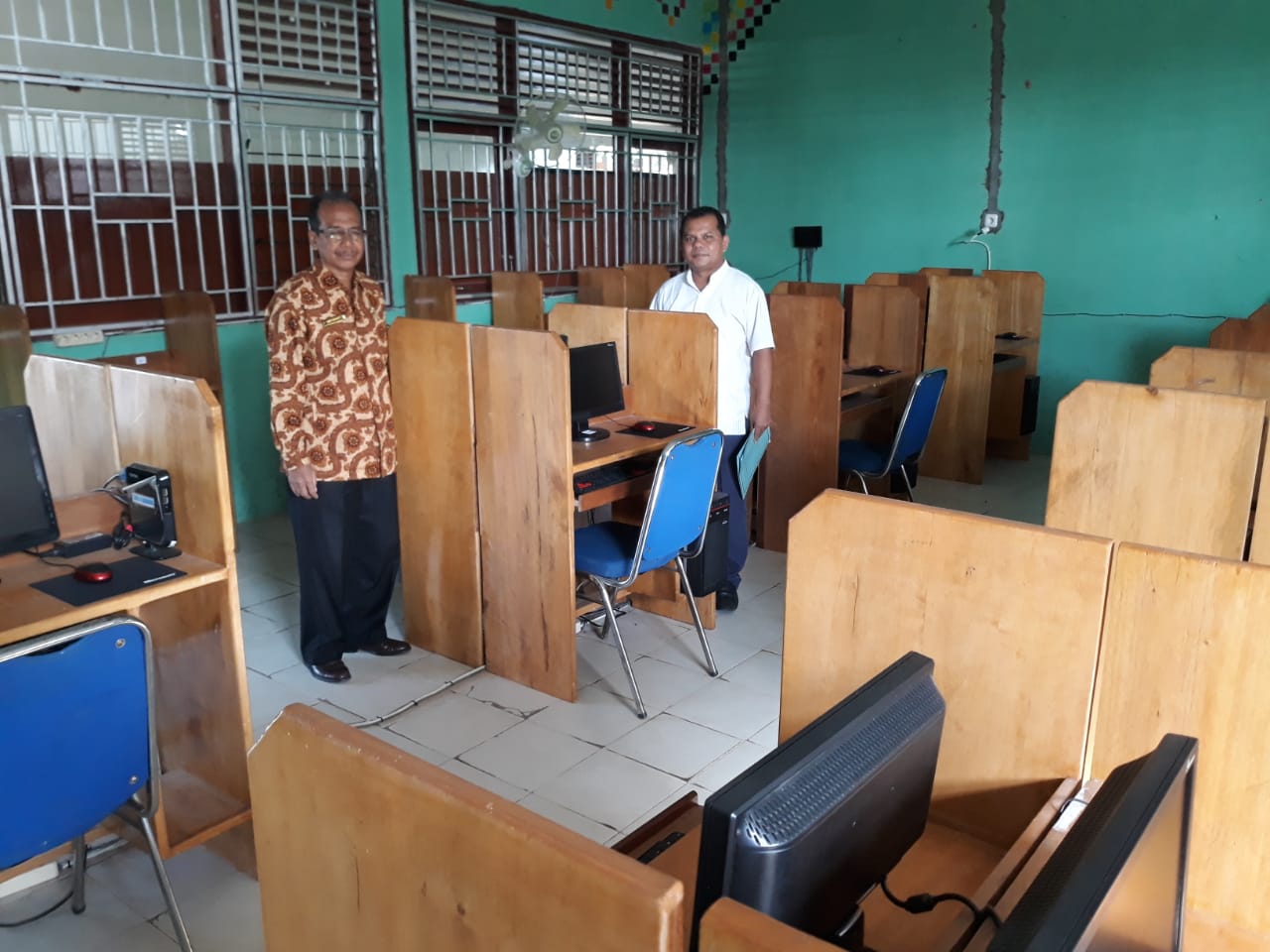 Kasi Kurikulum Dinas Pendidikan dan Kebudayaan Sijunjung, sedang melakukan monev kesiapan menghadapi UNBK di SMPN 14 Sijunjing
