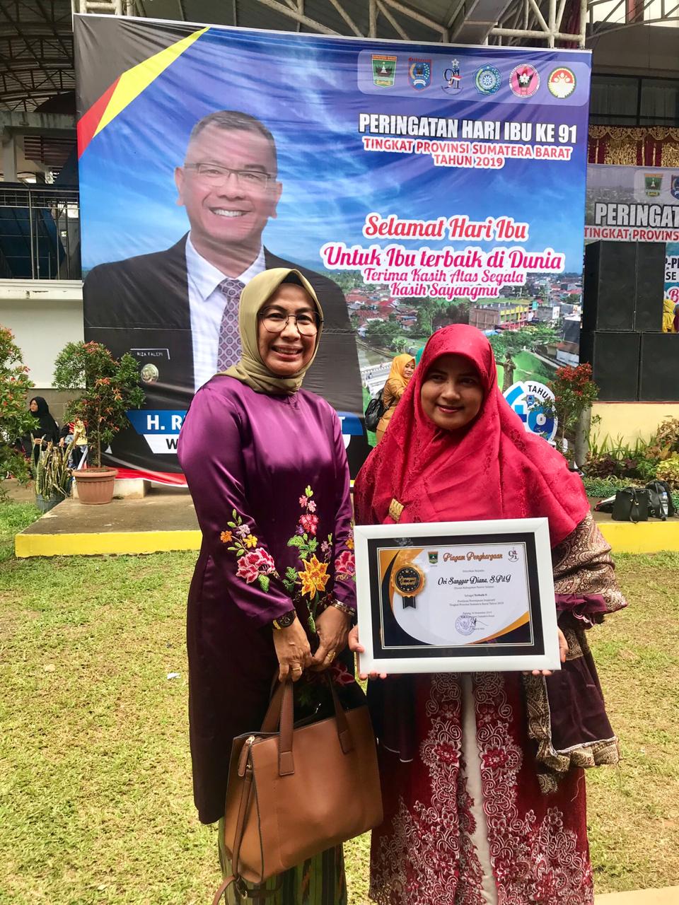 Ovi Sanggar Diana, Terpilih Menjadi Terbaik II Perempuan Inspiratif Tingkat Sumbar