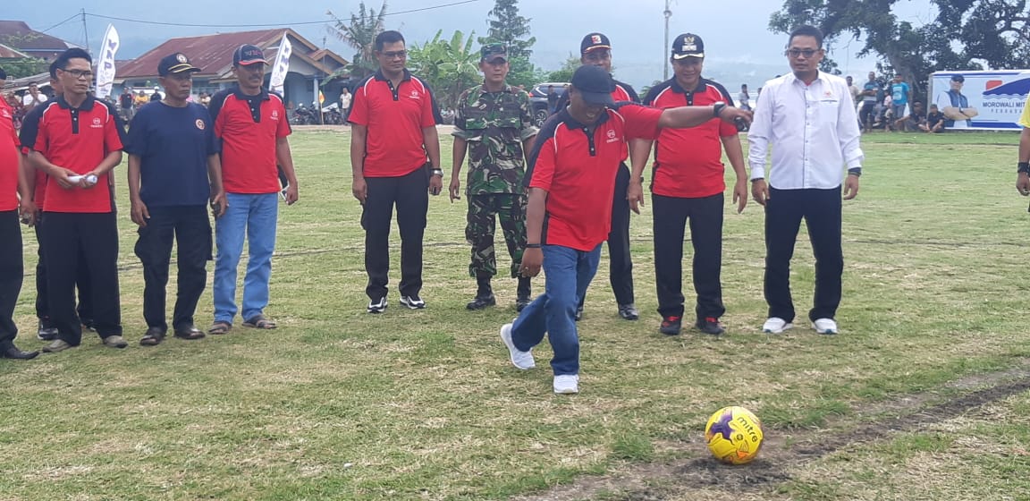 Sebagai sponsor tunggal Turnamen sepakbola MMP Cup 2, Fadlul Efendi disaksikan Wabup Solok didaulat melakukan tendangan bola pertama menandai pembukaan pertandingan sepakbola tingkat Sumatera Barat