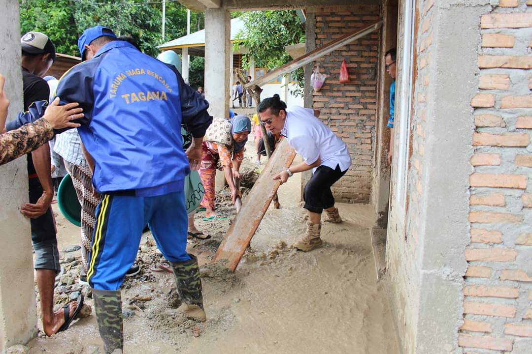 Wabup Pasaman Atos Pratama langsung bergerak bantu korban banjir di Panti, Pasaman.