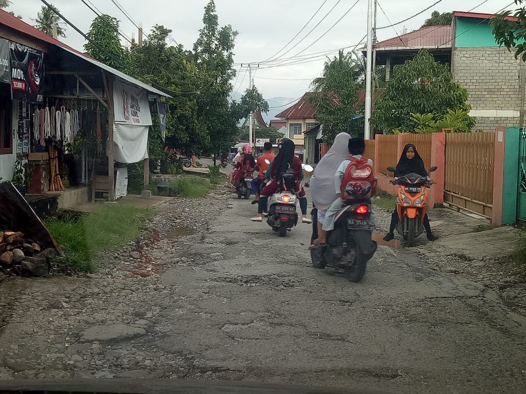 Jalan yang rusak dari Selayo menuju Gantung ciri.