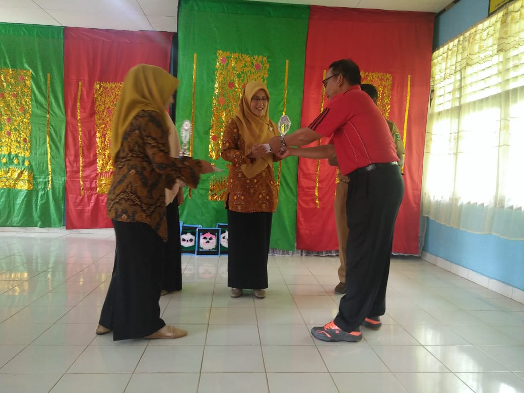 Kasi Kesiswaan Dinas Pendidikan dan Kebudayaan Sijunjung, menyerahkan penghargaan kepada pemenang lomba