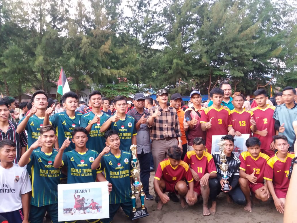 Para pelajar peserta Sepakbola Pantai bersama Bupati Hendrajoni
