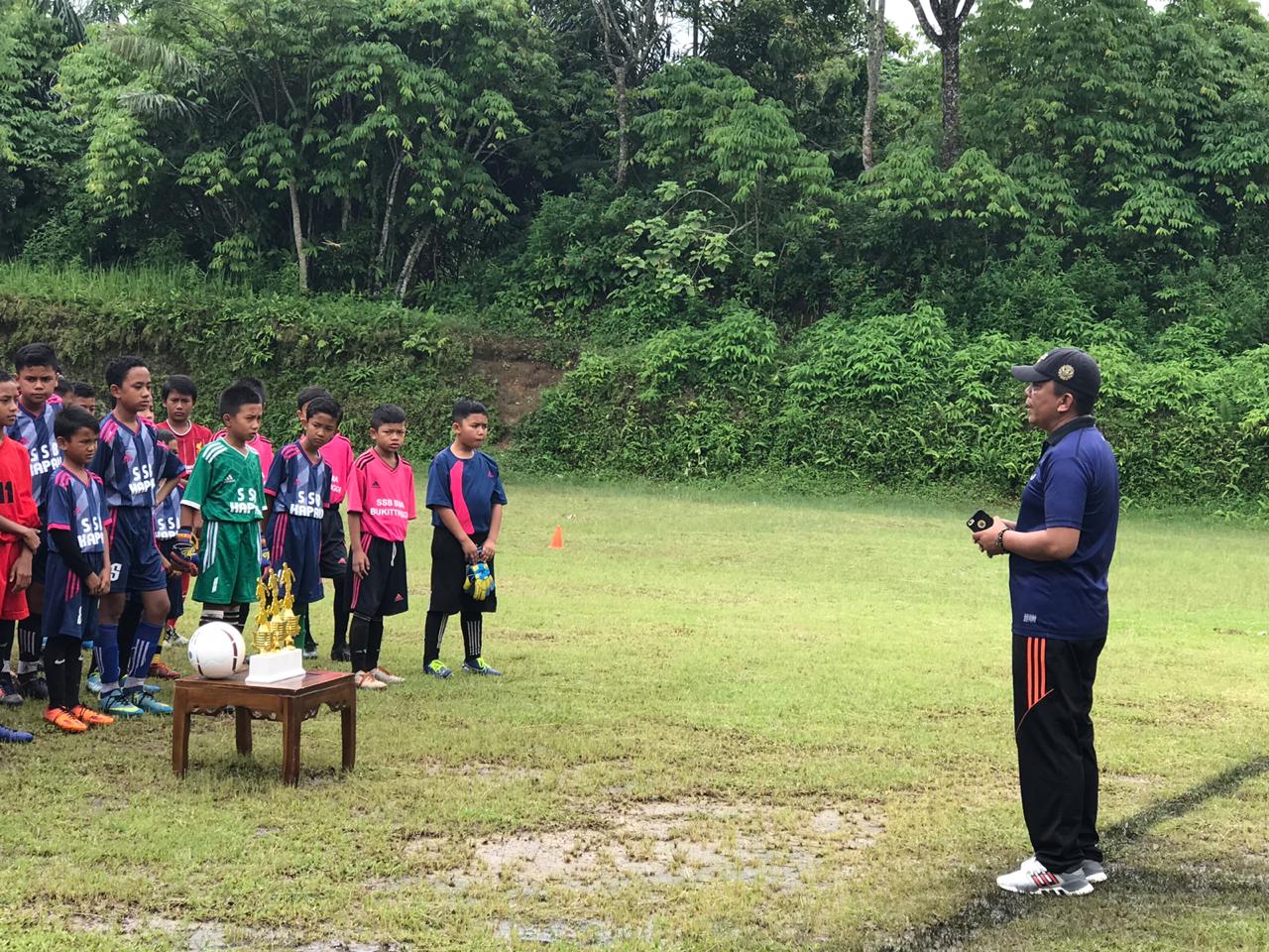 Ketua Askot PSSI Bukittinggi Dolly Ivonne Datuak Intan Sampono saat memberikan pengarahan sesaat menjelang kick off Festival SSB U11 di Lapangan Birugo Kota Bukittinggi, Minggu (22/12).