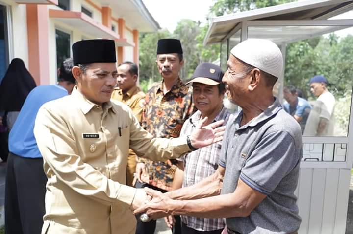 Wawako Reinier serahkan bantuan gerobak dan etalase buat pedagang kuliner