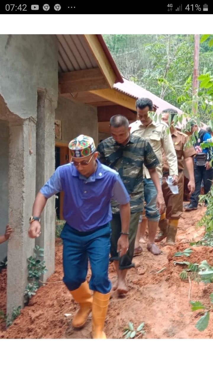 Wakil Bupati Sijunjujg Arival Boy meninjau lokasi bencana longsor di kecamatan Sumpur Kudus