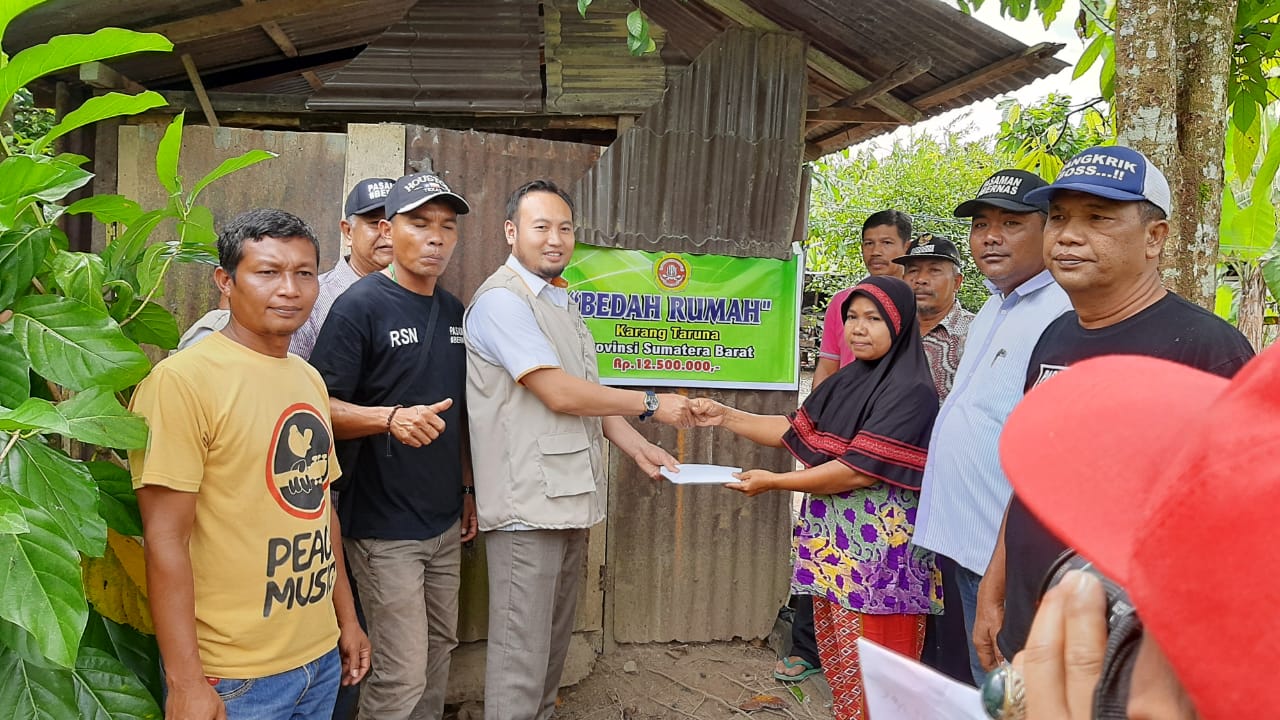 Sekretaris Karang Taruna Sumbar, Rahmat Saleh Nasution serahkan bantuan bedah rumah.