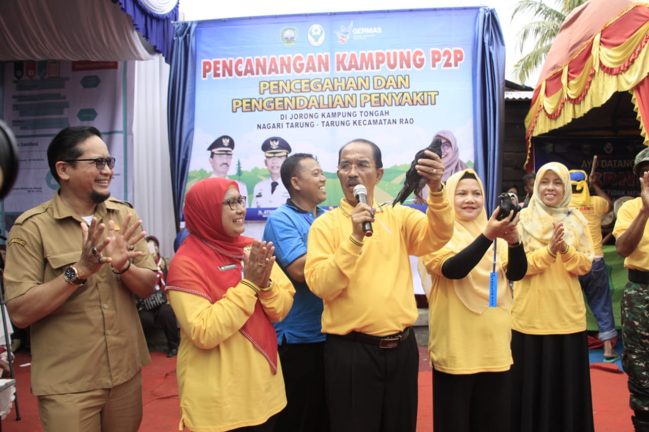 Bupati Pasaman, Yusuf Lubis saat mencanangkan Kampung P2P di Rao