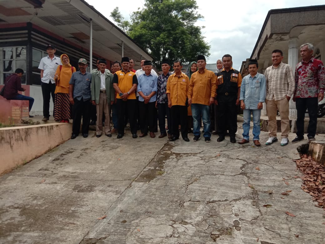 Ardison Dt Parpatieh dan timnya saat mendaftar di Partai Hanura