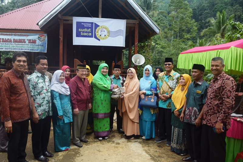 Anggota DPR RI Hj Nevi Zuairina foto bersama selepas meresmikan rumah baca darul ilmi