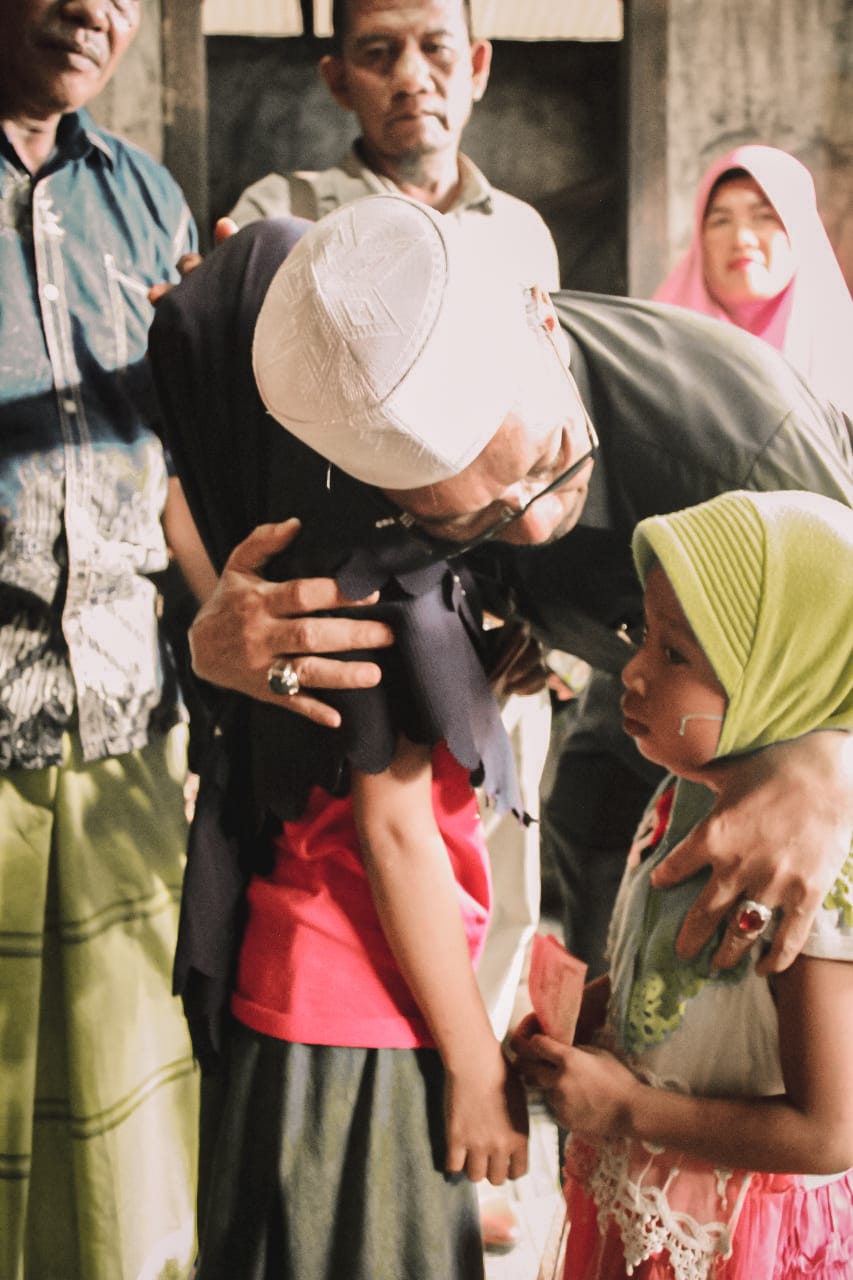 Penuh kasih, Bupati Hendrajoni, memeluk hangat ke dua anak almarhumah.