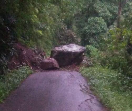 Batu besar dibawa longsor menghambat arus transportasi di Simawang 