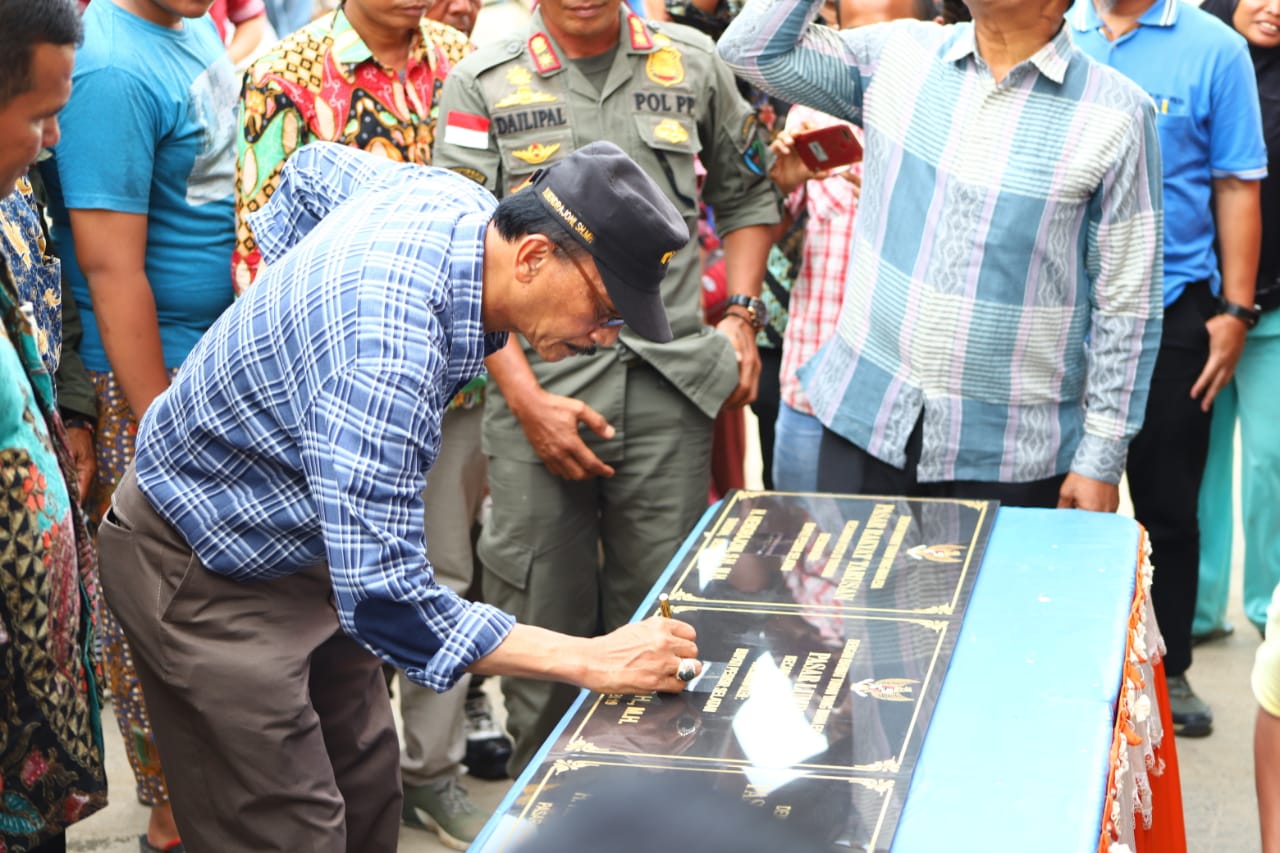 Bupati Pesisir Selatan Hendrajoni secara simbolis meresmikan lima pasar dengan menandatangani prasasti