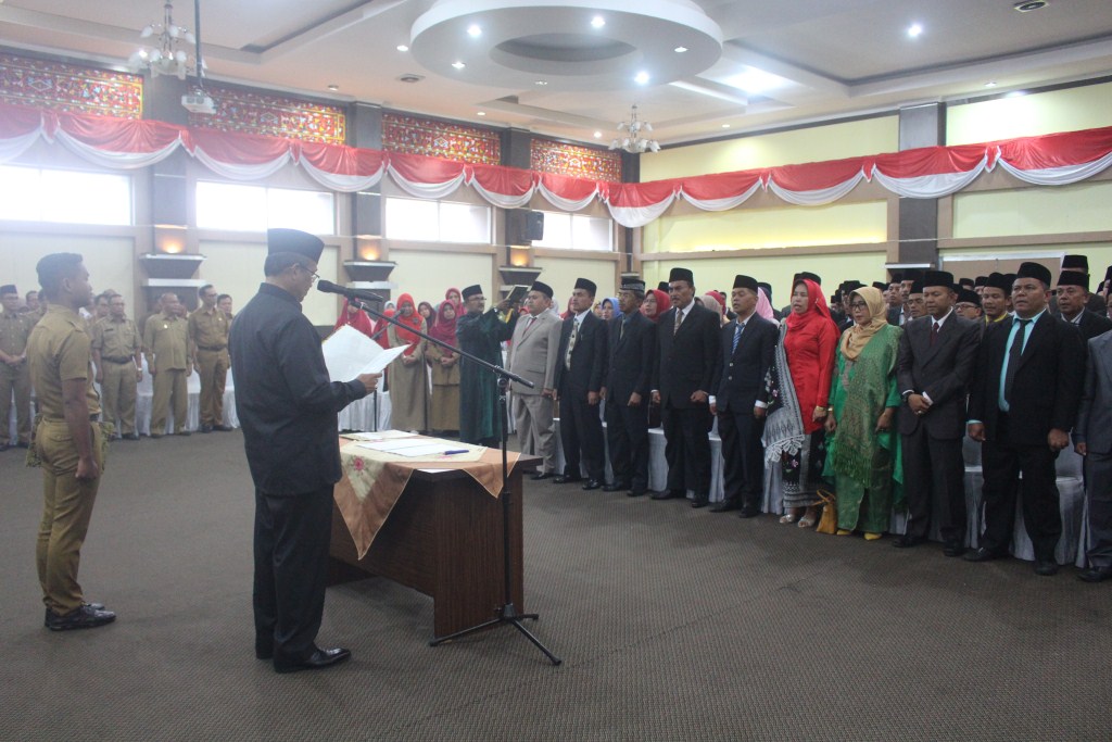 Bupati Solok Gusmal ketika mengambil sumpah jabatan puluhan pejabat baru