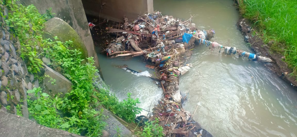 Tumpukan sampah di kolong jembatan Sigarunggung