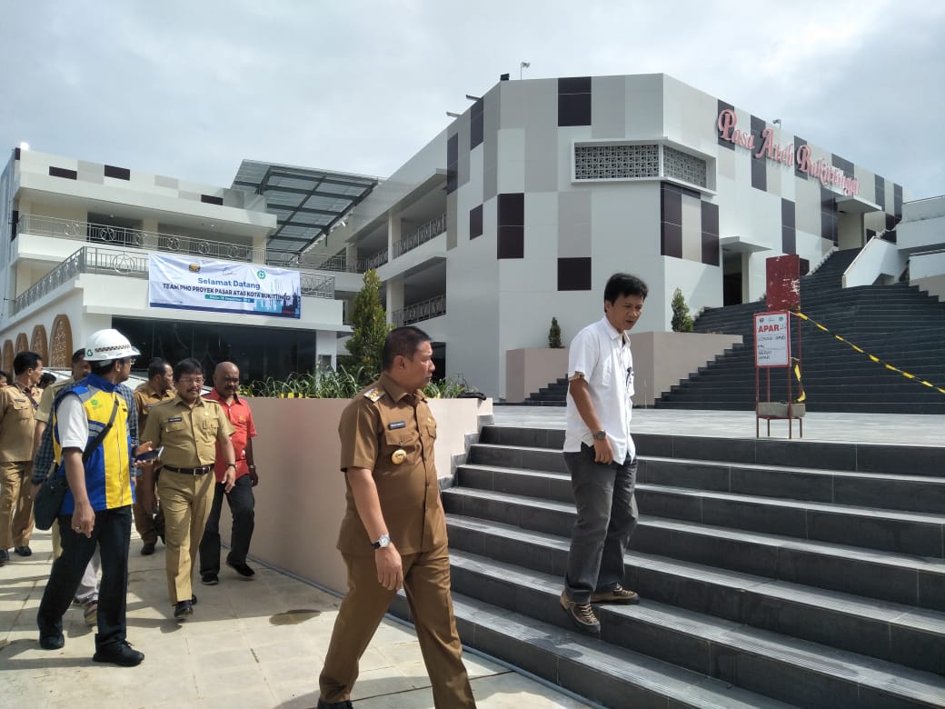 Wako Ramlan Nurmatias saat mengunjungi Pasar Atas