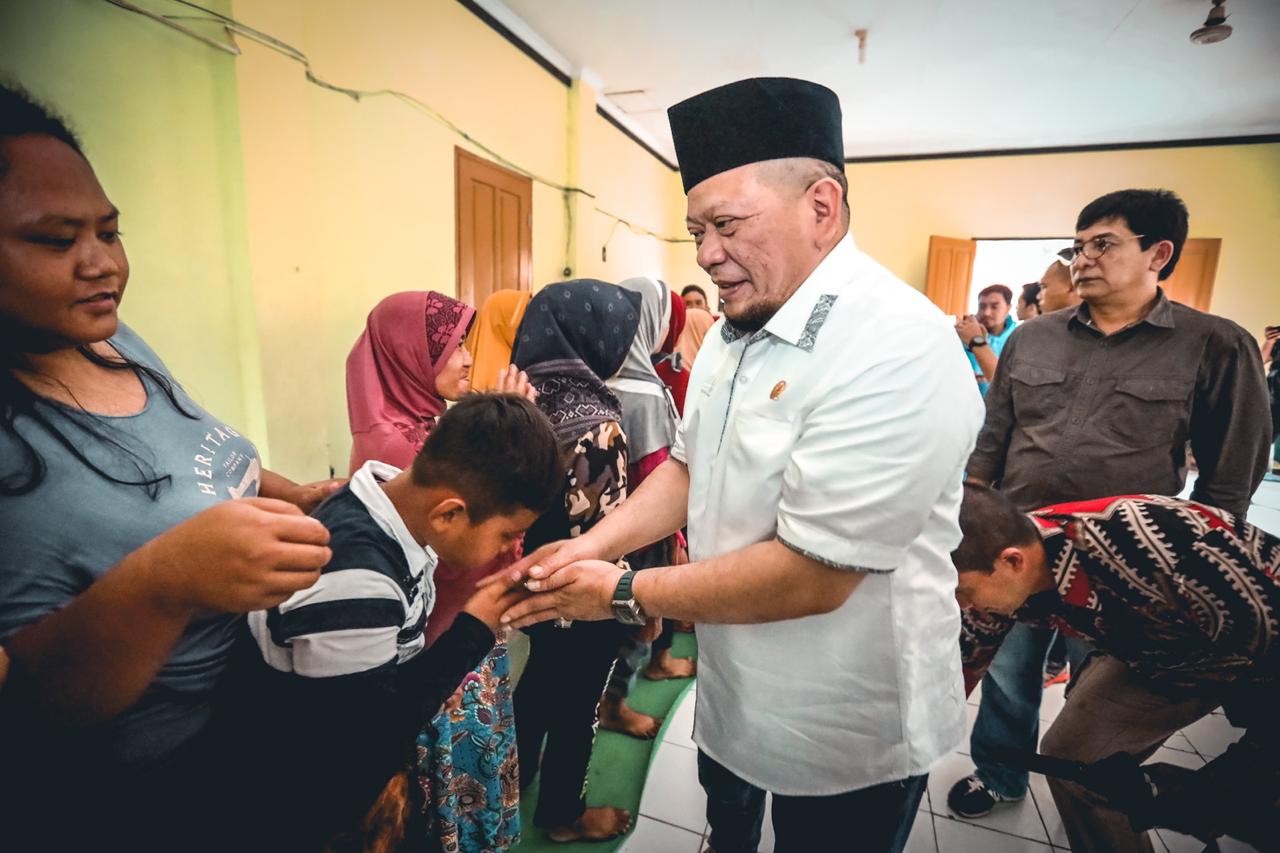 La Nyalla beri bantuan pada korban banjir Jakarta dan Bekasi