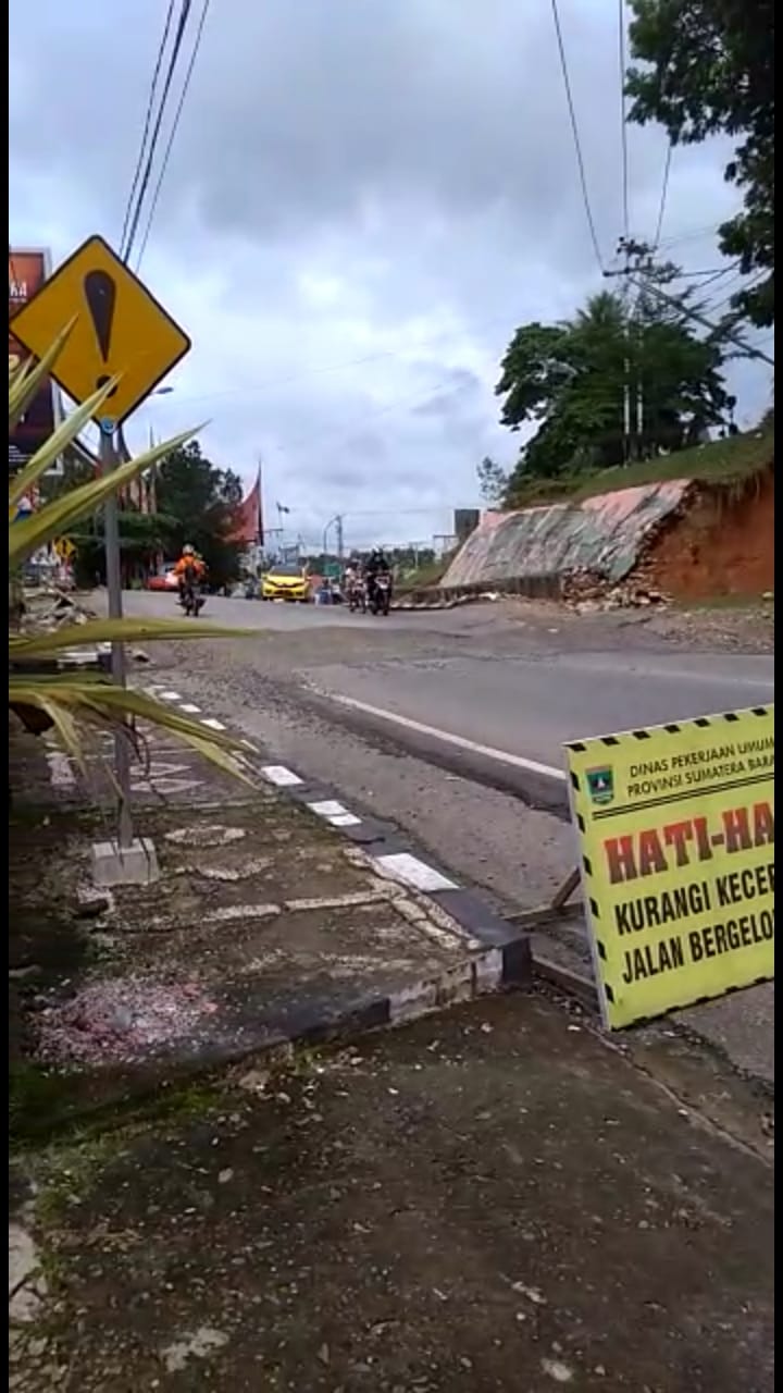 Salah satu titik pada jalan utama di pusat Kabupaten Sijunjung amblas