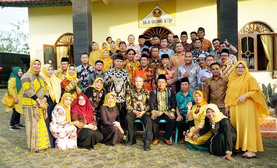Bupati Irdinansyah Tarmizi foto bersama warga Tanahdatar yang berada di Palembang.