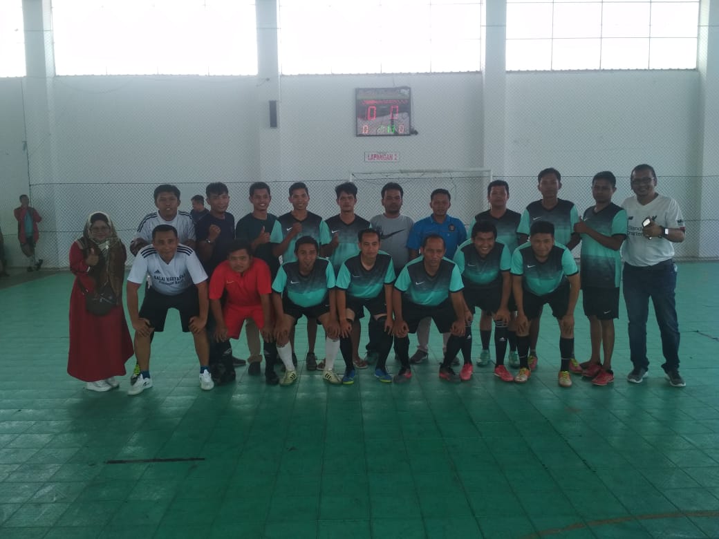 Tim Futsal foto bersama sebelum bertanding