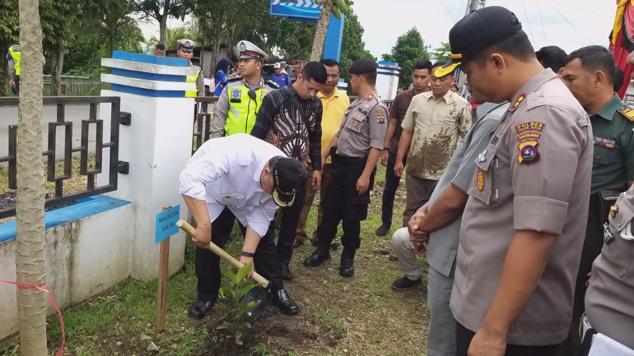 Walikota Zul Elfian menanam pohon disaksikan Kapolres Solok Kota AKBP ferry Suwandi.