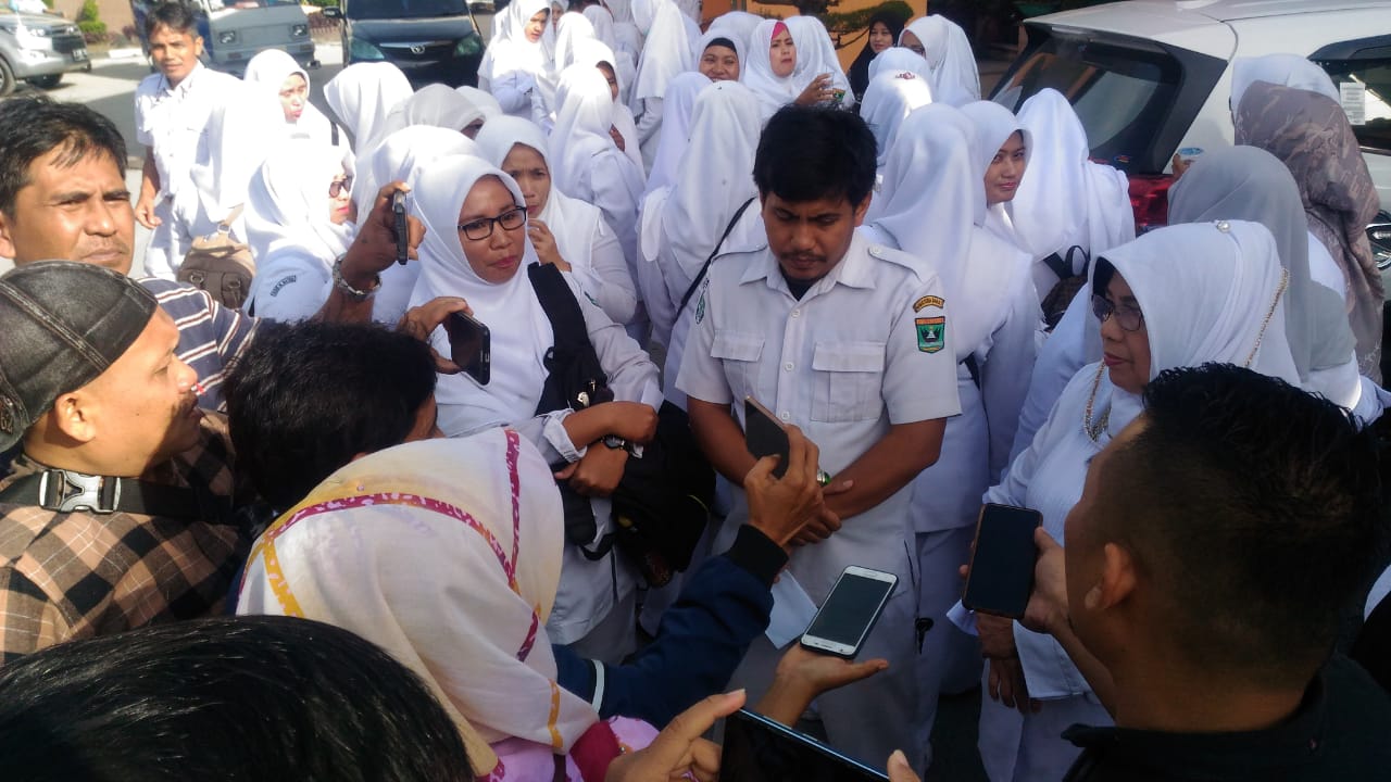 Sejumlah perawat menuntut transparansi di RSMN