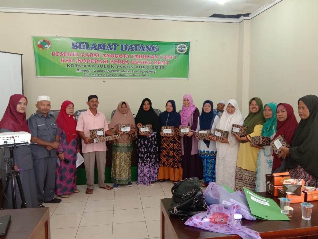 Anggota Koperasi BKMT yang mendapat hadiah