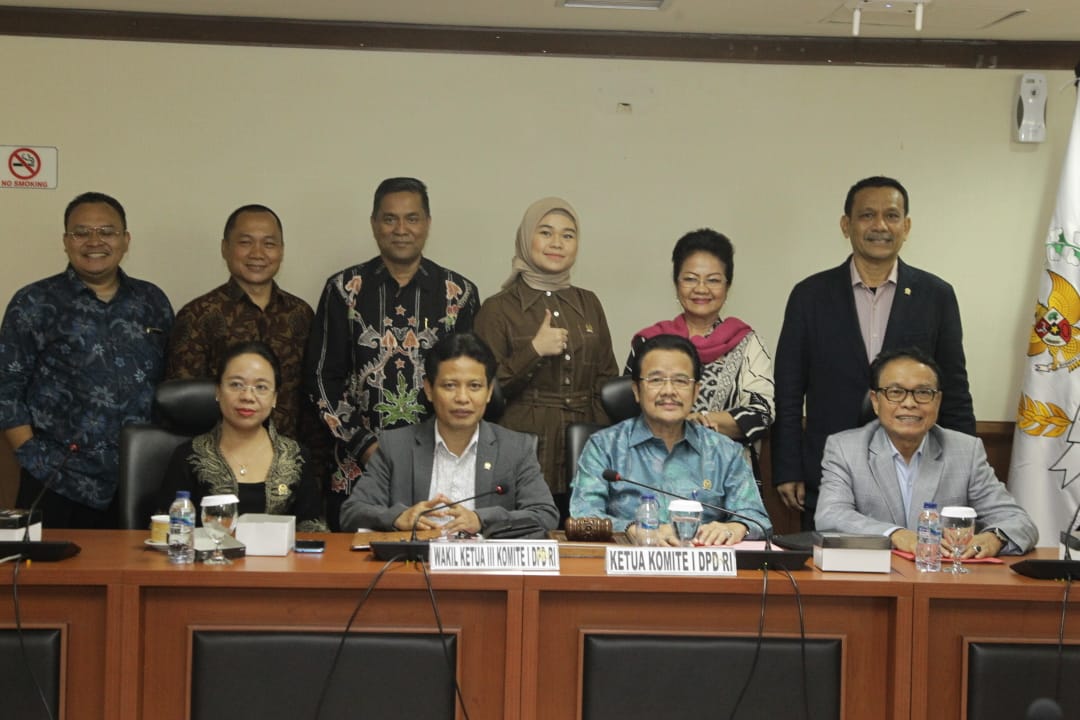 Anggota Komite I DPD RI dengan pakar Otda Prof Djohermansyah Djohan (duduk, paling kanan)
