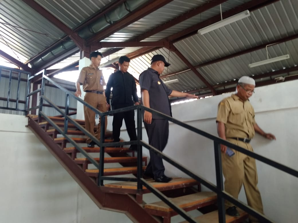 Bupati Dharmasraya Sutan Riska Tuanku Kerajaan bersama kepala Diskoperindag meninjau pembangunan sentra IKM di Gunung Medan 