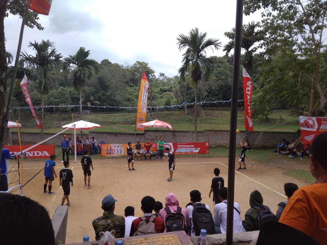 Salah satu cuplikan pertandingan bola voli antar SMP di SMKN 2 Sijunjung