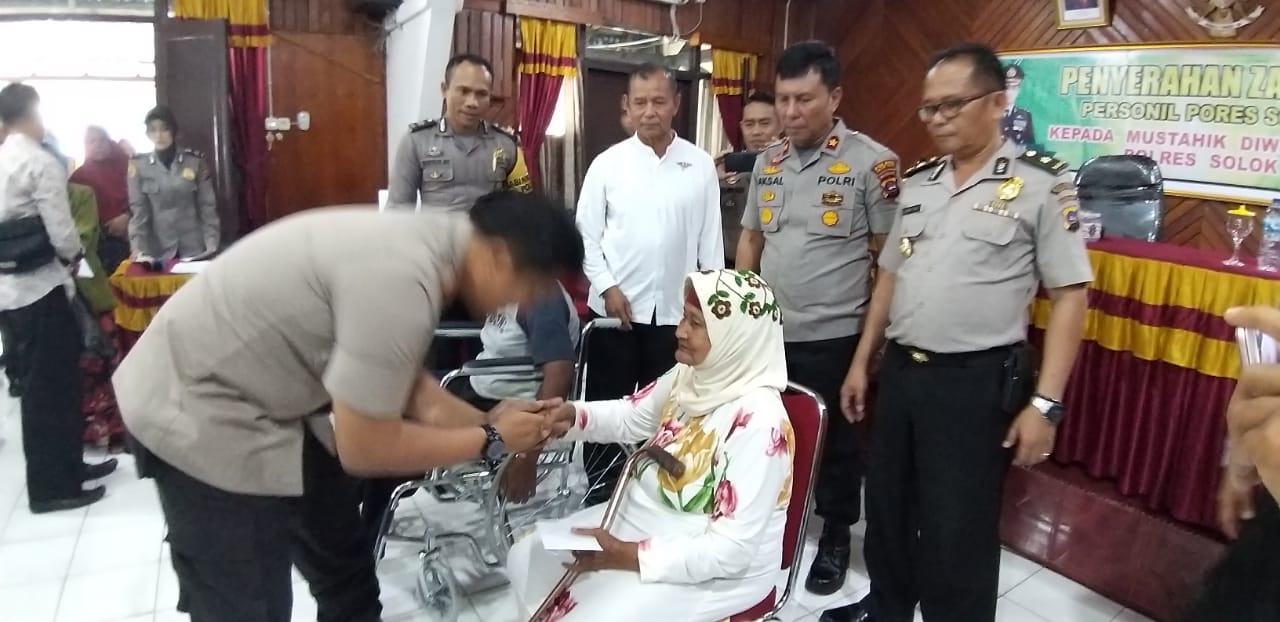 Kapolres Solok Kota AKBP Ferry Suwandi menyerahkan zakat Mall.