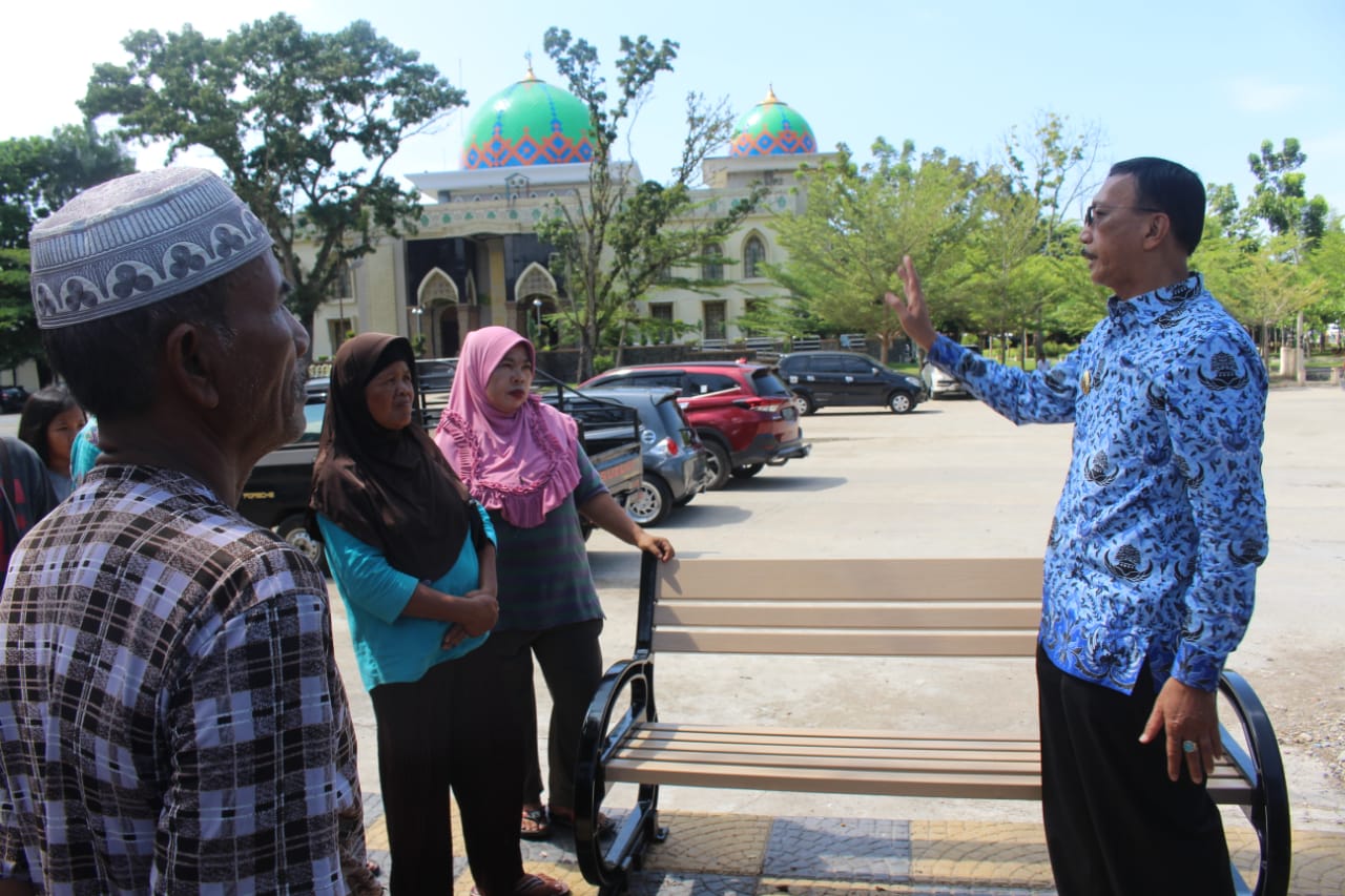 Bupati Hendrajoni tengah berbincang dengan pedagang kali lima yang melakukan kegiatan jualan di Taman Spora Painan