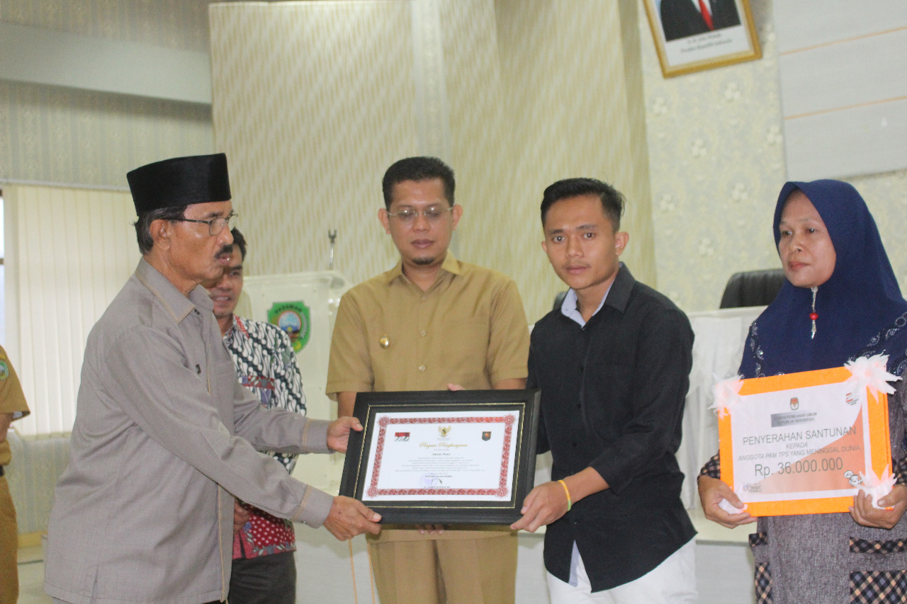 Bupati Pasaman, Yusuf Lubis serahkan Santunan kepada Ahli Waris Petugas KPPS Meninggal
