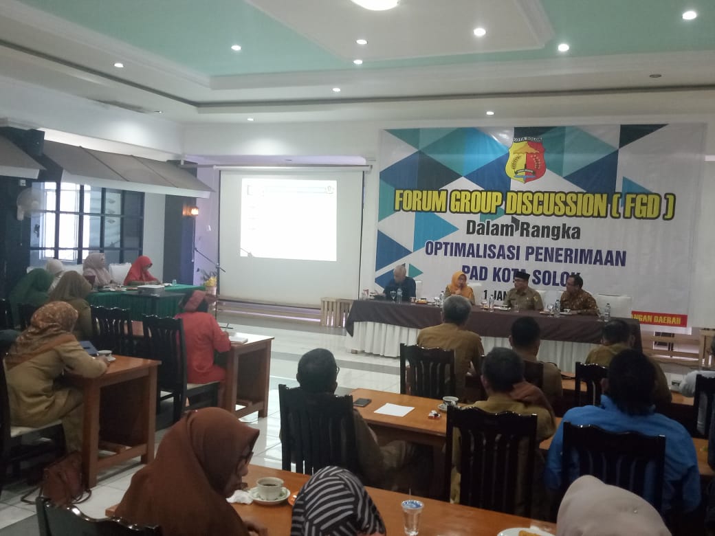 Plt Sekda Jefrizal ketika membuka FGD didampingi Kepala BKD Novirna Hendayani