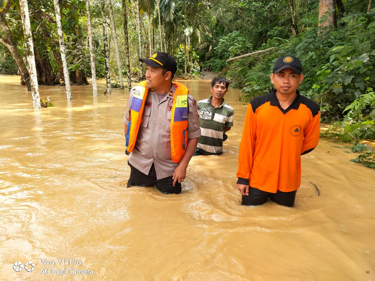 Kapolsek Pulau Punjung bersama anggota melakukan penyisiran ke wilayah terdampak banjir guna membantu proses evakuasi warga