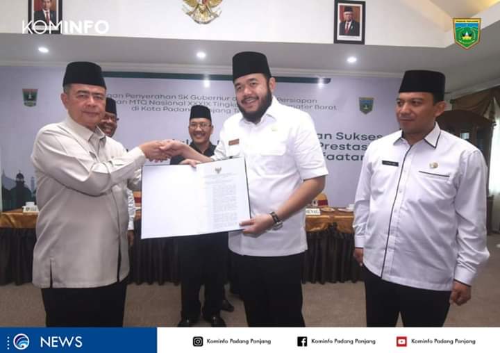 Wagub Sumbar Nasrul Abit menyerahkan SK tuan rumah MTQ ke 39 kepada Walikota Padang Panjang Fadly Amran
