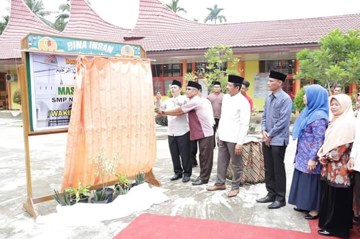 Wakil Walikota Reinier membuka selubung papan nama masjid At Taqwa