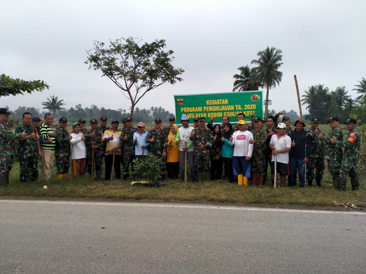 Tentara dan rakyat melakukan penghijauan kota di Payakumbuh