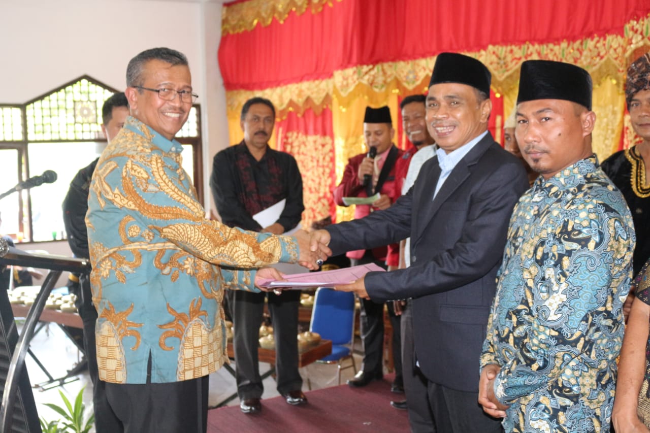 Bupati Gusmal menyalami pengurus IKPM