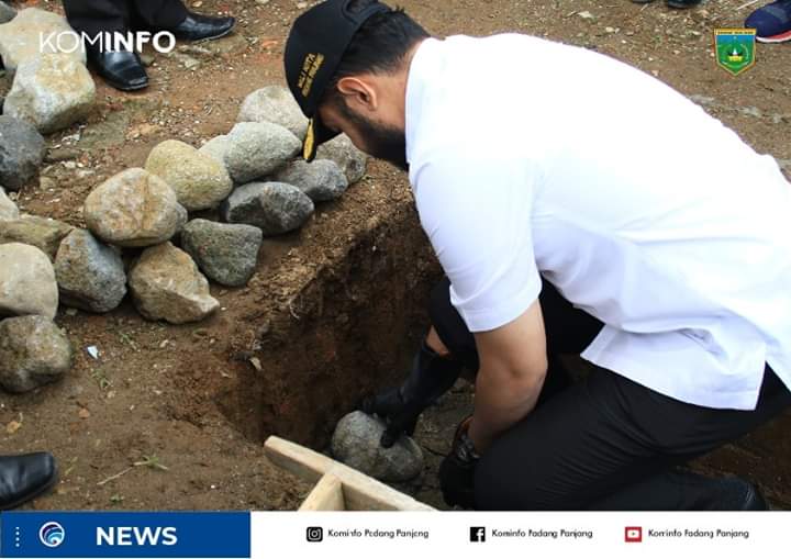 Walikota Padang Panjang Fadly Amran meletakan batu pertama Mushalla Nurul Ilmi di SMAN 2 Padang Panjang