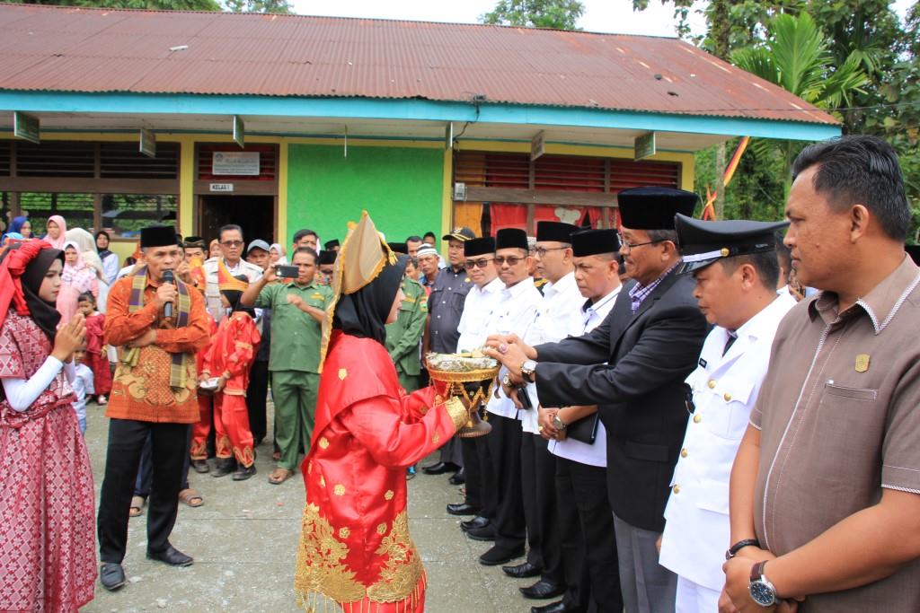 Bupati Gusmal didampingi Wali Nagari Sungai Abu disambut Siriah Jo Carano
