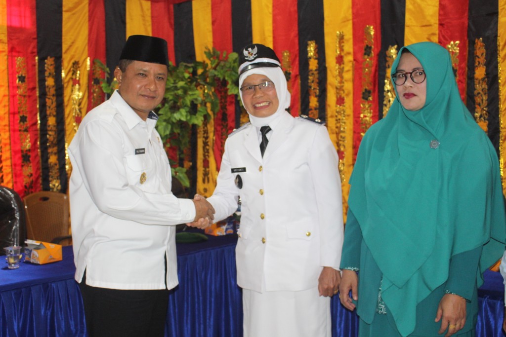 Wabup Yulfadri Nurdin memberi ucapan selamat kepada Wali Nagari Kasyanti