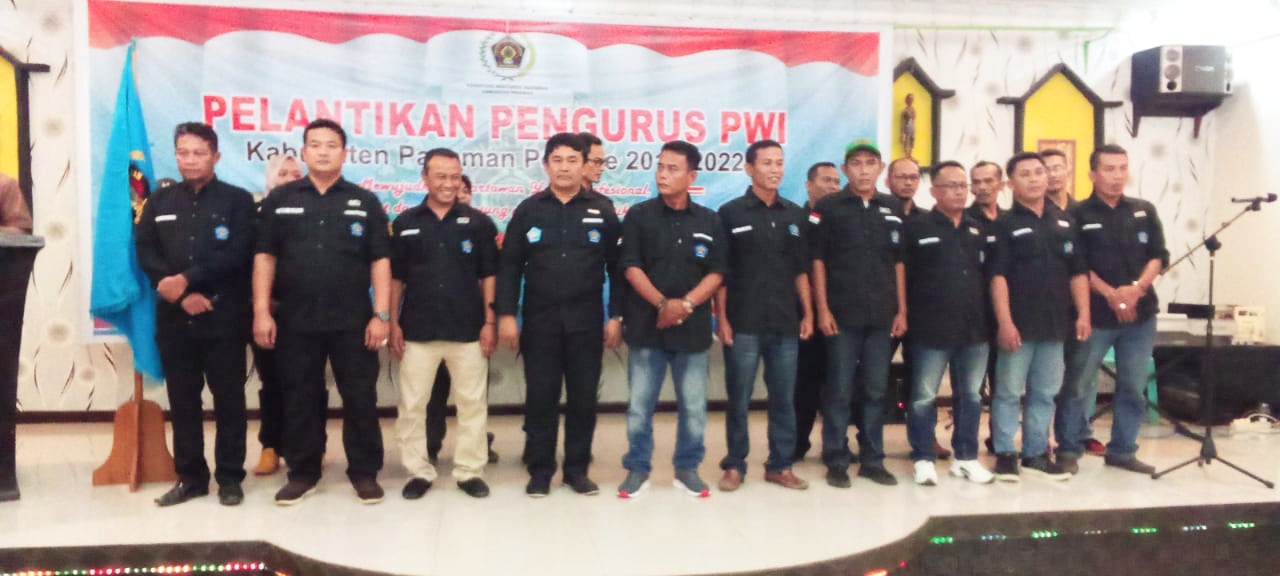 Inilah pengurus PWI Pasaman Periode 2019-2022 yang dilantik Ketua PWI Cabang Sumbar H. Heranof Firdaus