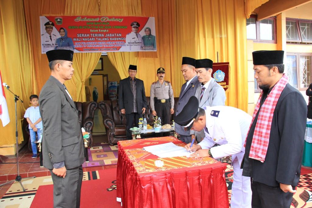 Wali Nagari Talang Babungo Hafizur Rahman menandatangani berita acara Sertijab disaksikan Camat Romi Hendrawan